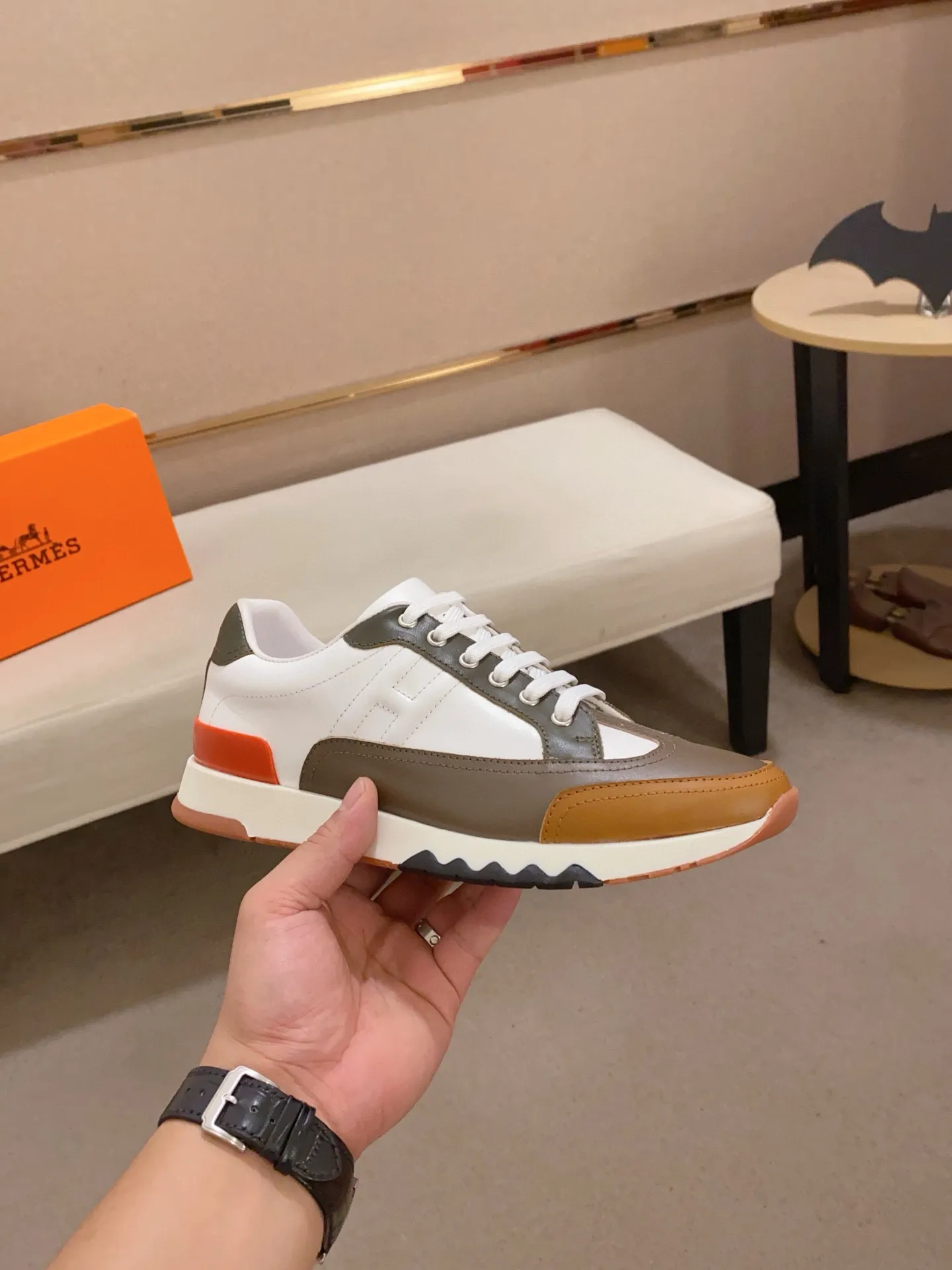 Ex-factory price: 500💰《HERMES》【Classic Original Version】Hermès; Top 🔝 Purchasing Agency 🔍🔍Men's latest 🇺🇸 counters are sold simultaneously, original imported from Italy ▲▲First-layer cowhide ▲▲ (high-end, extravagance and class) times) Exquisite workmanship (Italian 🇮🇹Imported water-dyed 🐂cowhide lining) sole: Original sole provided by the original factory, ⚠️exclusive double-layer activity·TPR·rubber·combined molded outsole; super comfortable·wear-resistant·non-slip·environmental protection The real thing is more beautiful if you take the real thing (high quality, follow the order), you can enter and exit the counter at will * Number of yards: 38·39·40·41·42·43·44# (can be customized 45.)